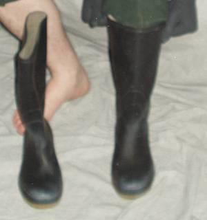 BOOTS10 GREEN WHITE SOLE SIZE 10