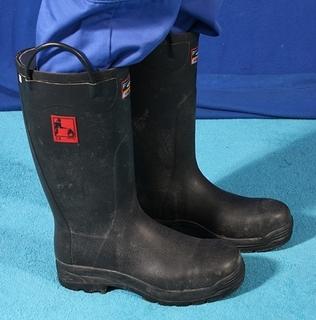 BOOTS17 FIRE SIZE 9